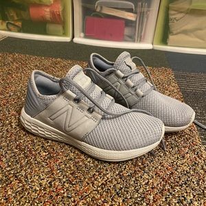 Womens new balance sneakers (6, like new)